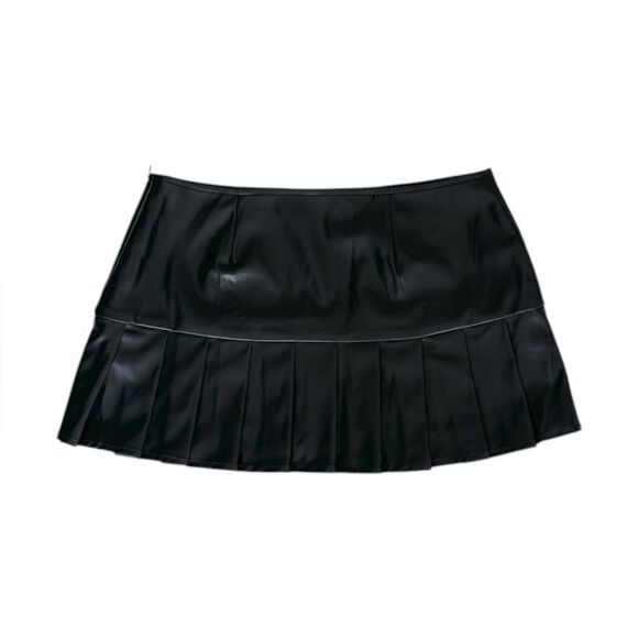 NWOT SUPERDOWN Antonia Micro Mini Skirt in Black - Picture 4 of 4